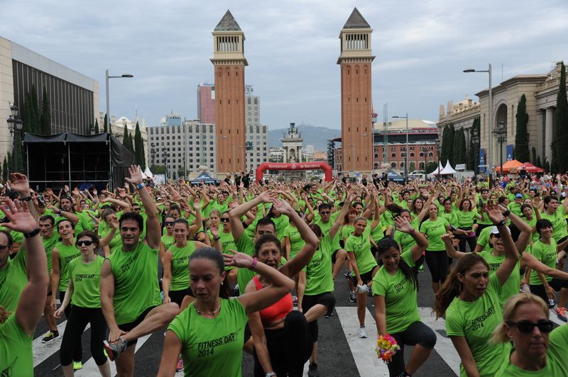 <div class='imageHoverDetail'>
             <p class='imageHoverTitle twoLineBreak'>Fitness Day 2014. Públic fent esport</p>
             <p class='imageHoverAutor oneLineBreak'>Autor: Antonio Lajusticia Bueno</p>
             <button class='imageHoverBtn'>Mostra els detalls de la imatge <span class='sr-only'>Fitness Day 2014. Públic fent esport</span></button>
             </div>