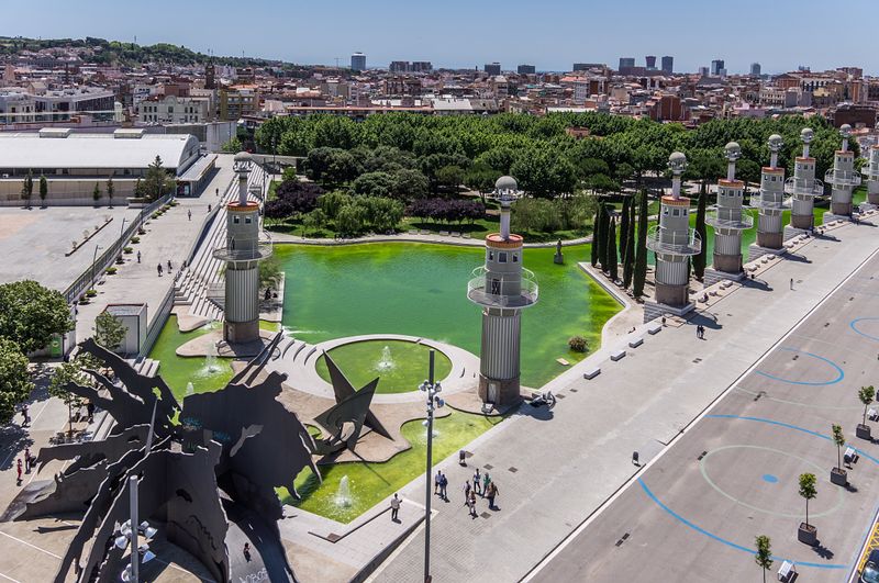 <div class='imageHoverDetail'>
             <p class='imageHoverTitle twoLineBreak'>Parc de l'Espanya Industrial. Vista àeria</p>
             <p class='imageHoverAutor oneLineBreak'>Autor: AL PHT Air Picture TAVISA</p>
             <button class='imageHoverBtn'>Mostra els detalls de la imatge <span class='sr-only'>Parc de l'Espanya Industrial. Vista àeria</span></button>
             </div>