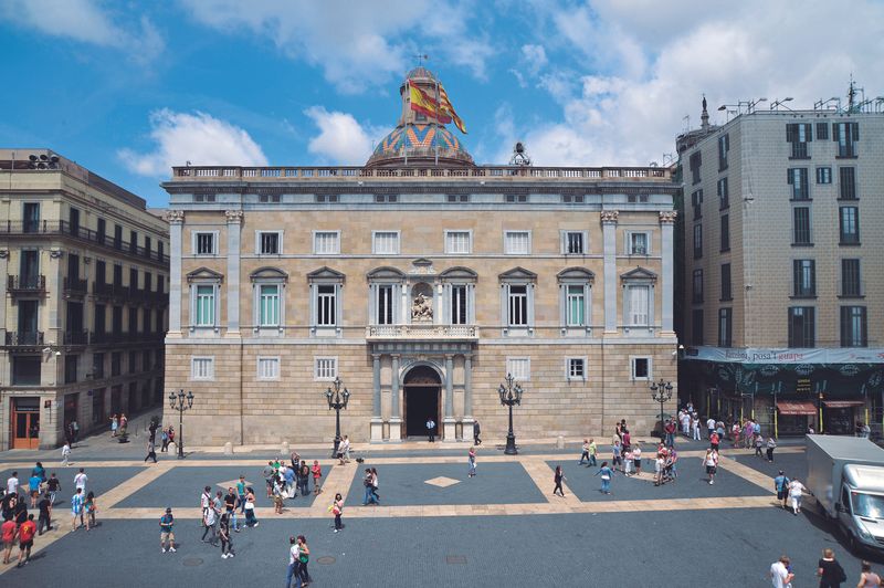 <div class='imageHoverDetail'>
             <p class='imageHoverTitle twoLineBreak'>Palau de la Generalitat vist des de la Casa de la Ciutat</p>
             <p class='imageHoverAutor oneLineBreak'>Autor: Antonio Lajusticia Bueno</p>
             <button class='imageHoverBtn'>Mostra els detalls de la imatge <span class='sr-only'>Palau de la Generalitat vist des de la Casa de la Ciutat</span></button>
             </div>