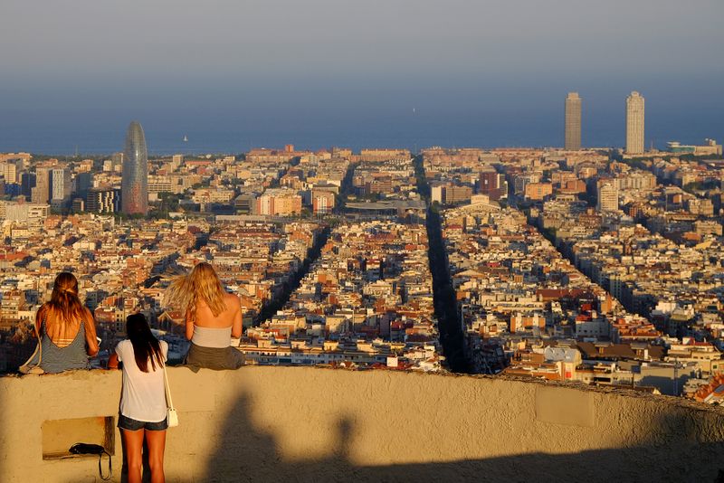 <div class='imageHoverDetail'>
             <p class='imageHoverTitle twoLineBreak'>Turó de la Rovira. Visitants gaudint de les vistes de Barcelona des dels búnq...</p>
             <p class='imageHoverAutor oneLineBreak'>Autor: Vicente Zambrano González</p>
             <button class='imageHoverBtn'>Mostra els detalls de la imatge <span class='sr-only'>Turó de la Rovira. Visitants gaudint de les vistes de Barcelona des dels búnq...</span></button>
             </div>