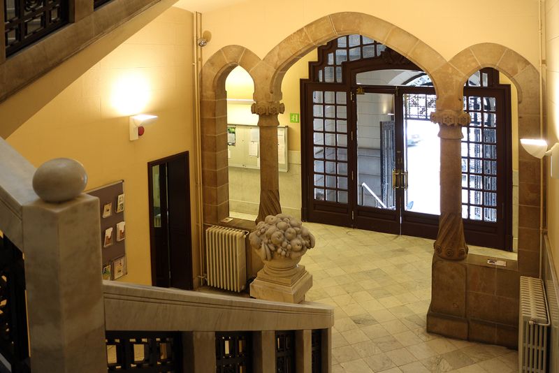 <div class='imageHoverDetail'>
             <p class='imageHoverTitle twoLineBreak'>Conservatori Municipal. Escales i porta d'entrada interior</p>
             <p class='imageHoverAutor oneLineBreak'>Autor: Vicente Zambrano González</p>
             <button class='imageHoverBtn'>Mostra els detalls de la imatge <span class='sr-only'>Conservatori Municipal. Escales i porta d'entrada interior</span></button>
             </div>