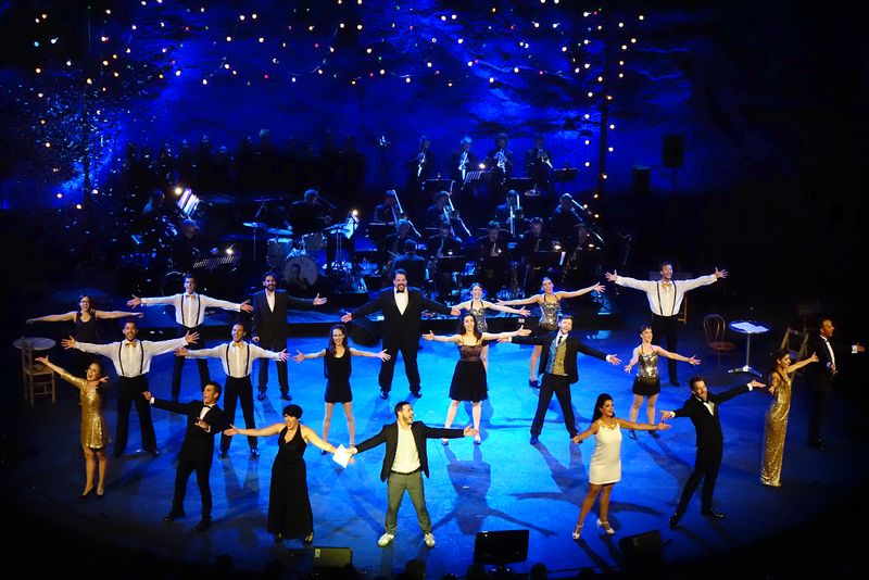 <div class='imageHoverDetail'>
             <p class='imageHoverTitle twoLineBreak'>Espectacle "Swing Broadway" al Teatre Grec dins del Festival Grec</p>
             <p class='imageHoverAutor oneLineBreak'>Autor: Vicente Zambrano González</p>
             <button class='imageHoverBtn'>Mostra els detalls de la imatge <span class='sr-only'>Espectacle "Swing Broadway" al Teatre Grec dins del Festival Grec</span></button>
             </div>