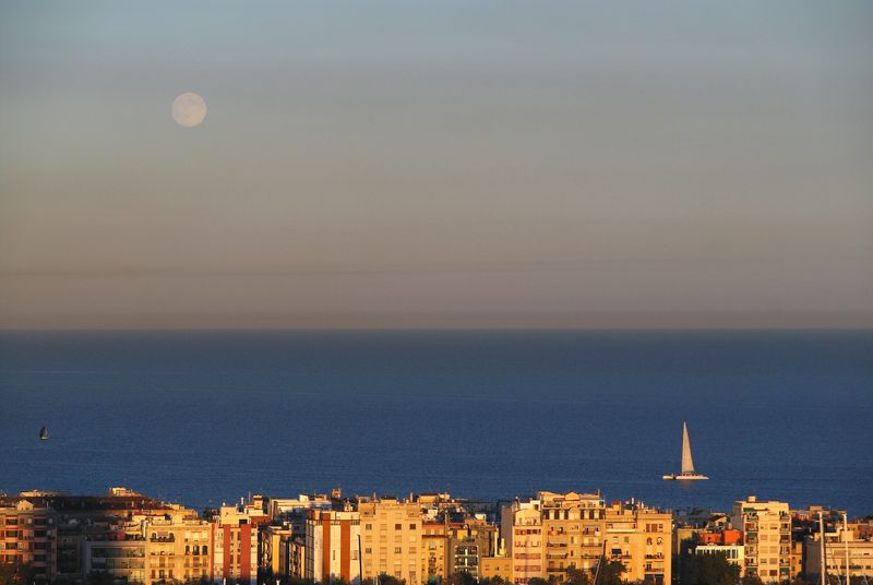 <div class='imageHoverDetail'>
             <p class='imageHoverTitle twoLineBreak'>La Barceloneta vista des de la muntanya</p>
             <p class='imageHoverAutor oneLineBreak'>Autor: Vicente Zambrano González</p>
             <button class='imageHoverBtn'>Mostra els detalls de la imatge <span class='sr-only'>La Barceloneta vista des de la muntanya</span></button>
             </div>