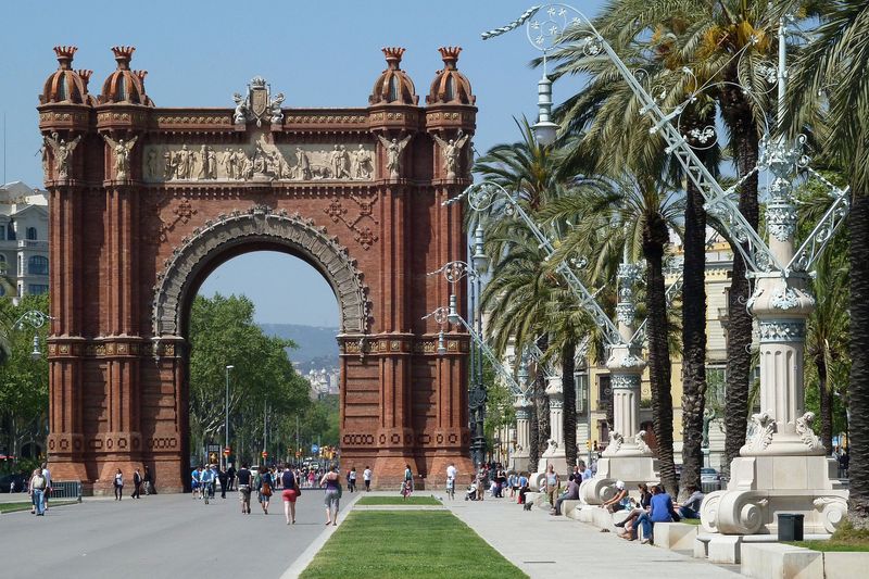 <div class='imageHoverDetail'>
             <p class='imageHoverTitle twoLineBreak'>Arc de Triomf</p>
             <p class='imageHoverAutor oneLineBreak'>Autor: Vicente Zambrano González</p>
             <button class='imageHoverBtn'>Mostra els detalls de la imatge <span class='sr-only'>Arc de Triomf</span></button>
             </div>