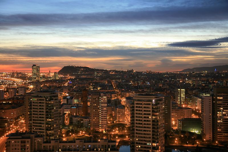 <div class='imageHoverDetail'>
             <p class='imageHoverTitle twoLineBreak'>Vista de Barcelona des del port a la muntanya de Montjuïc</p>
             <p class='imageHoverAutor oneLineBreak'>Autor: Vicente Zambrano González</p>
             <button class='imageHoverBtn'>Mostra els detalls de la imatge <span class='sr-only'>Vista de Barcelona des del port a la muntanya de Montjuïc</span></button>
             </div>