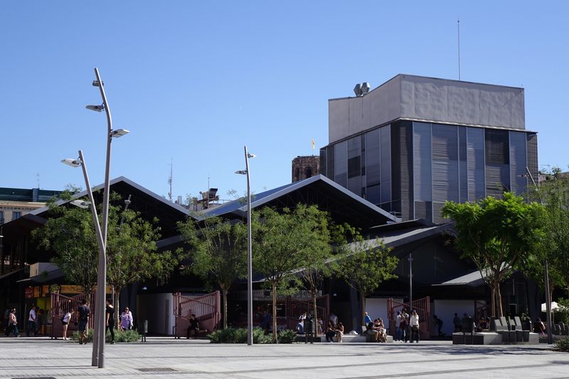 <div class='imageHoverDetail'>
             <p class='imageHoverTitle twoLineBreak'>Plaça de la Gardunya. Visió de conjunt amb la façana posterior del mercat de ...</p>
             <p class='imageHoverAutor oneLineBreak'>Autor: Vicente Zambrano González</p>
             <button class='imageHoverBtn'>Mostra els detalls de la imatge <span class='sr-only'>Plaça de la Gardunya. Visió de conjunt amb la façana posterior del mercat de ...</span></button>
             </div>