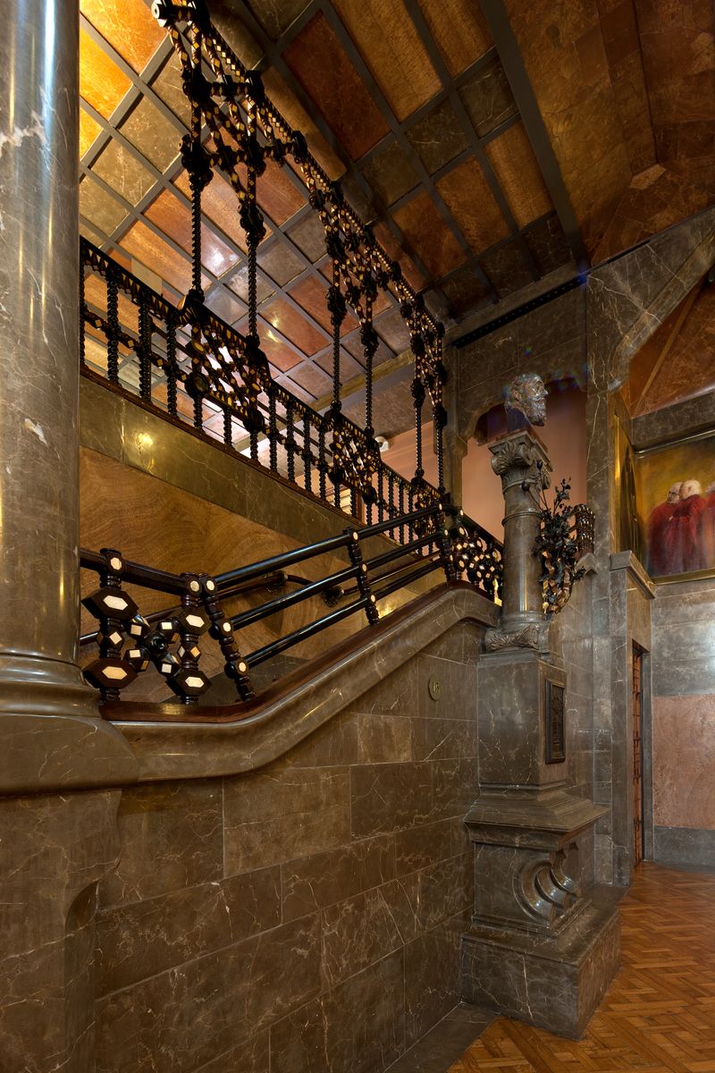 <div class='imageHoverDetail'>
             <p class='imageHoverTitle twoLineBreak'>Palau Güell. Escales del rebedor central</p>
             <p class='imageHoverAutor oneLineBreak'>Autor: Pepe Navarro</p>
             <button class='imageHoverBtn'>Mostra els detalls de la imatge <span class='sr-only'>Palau Güell. Escales del rebedor central</span></button>
             </div>