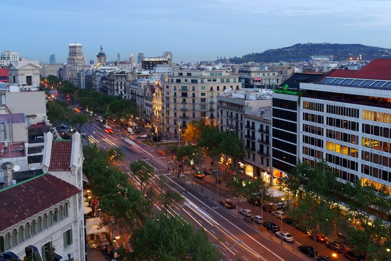 <div class='imageHoverDetail'>
             <p class='imageHoverTitle twoLineBreak'>Passeig de Gràcia al capvespre</p>
             <p class='imageHoverAutor oneLineBreak'>Autor: Vicente Zambrano González</p>
             <button class='imageHoverBtn'>Mostra els detalls de la imatge <span class='sr-only'>Passeig de Gràcia al capvespre</span></button>
             </div>