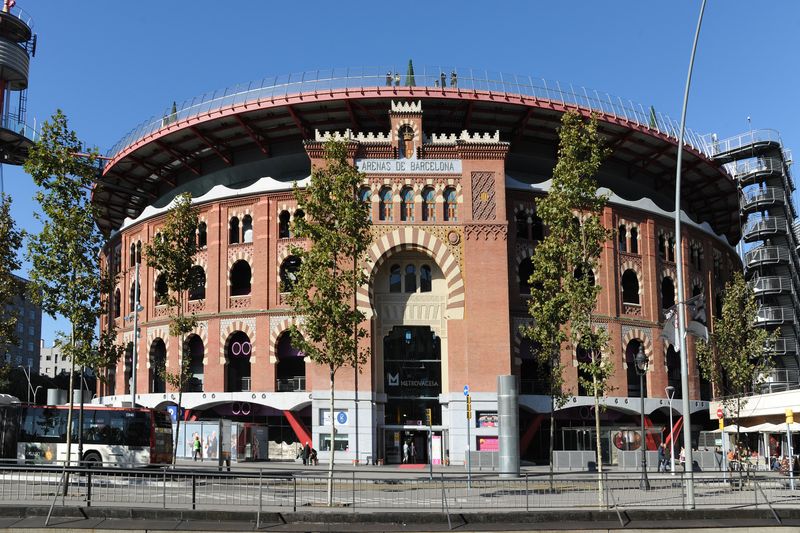 <div class='imageHoverDetail'>
             <p class='imageHoverTitle twoLineBreak'>Centre comercial Les Arenes de Barcelona. Façana de la plaça d'Espanya</p>
             <p class='imageHoverAutor oneLineBreak'>Autor: Antonio Lajusticia Bueno</p>
             <button class='imageHoverBtn'>Mostra els detalls de la imatge <span class='sr-only'>Centre comercial Les Arenes de Barcelona. Façana de la plaça d'Espanya</span></button>
             </div>