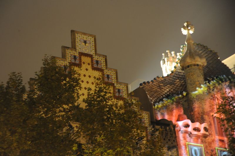 <div class='imageHoverDetail'>
             <p class='imageHoverTitle twoLineBreak'>Casa Batlló, 10 anys oberta al món. Espectacle de llums sobre la façana</p>
             <p class='imageHoverAutor oneLineBreak'>Autor: Antonio Lajusticia Bueno</p>
             <button class='imageHoverBtn'>Mostra els detalls de la imatge <span class='sr-only'>Casa Batlló, 10 anys oberta al món. Espectacle de llums sobre la façana</span></button>
             </div>