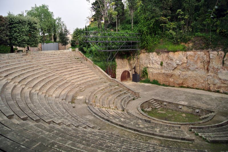 <div class='imageHoverDetail'>
             <p class='imageHoverTitle twoLineBreak'>Teatre Grec. Grades i escena</p>
             <p class='imageHoverAutor oneLineBreak'>Autor: Vicente Zambrano González</p>
             <button class='imageHoverBtn'>Mostra els detalls de la imatge <span class='sr-only'>Teatre Grec. Grades i escena</span></button>
             </div>