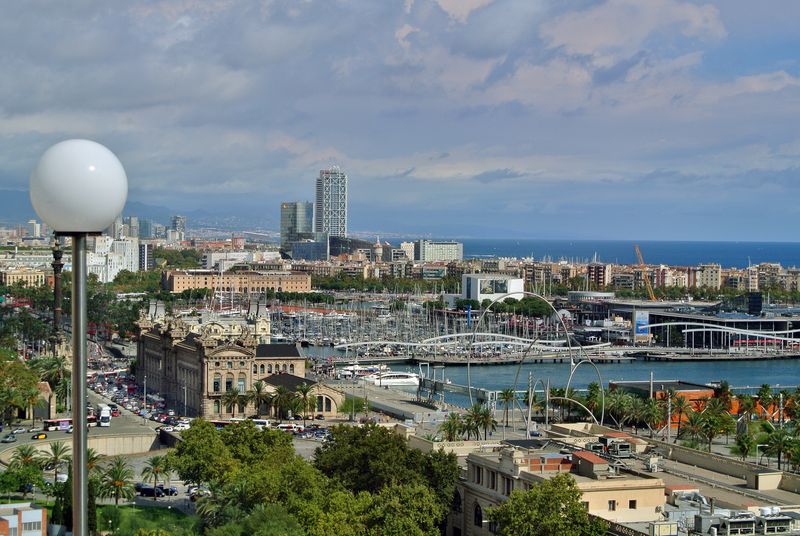 <div class='imageHoverDetail'>
             <p class='imageHoverTitle twoLineBreak'>Vista del Port de Barcelona des de la Terrassa Miramar</p>
             <p class='imageHoverAutor oneLineBreak'>Autor: Vicente Zambrano González</p>
             <button class='imageHoverBtn'>Mostra els detalls de la imatge <span class='sr-only'>Vista del Port de Barcelona des de la Terrassa Miramar</span></button>
             </div>