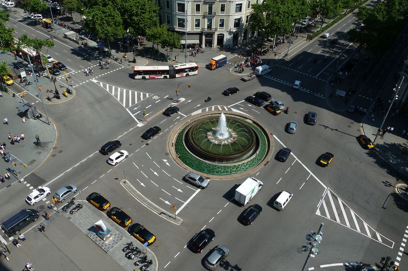 <div class='imageHoverDetail'>
             <p class='imageHoverTitle twoLineBreak'>Passeig de Gràcia cruïlla amb gran via de les Corts Catalanes</p>
             <p class='imageHoverAutor oneLineBreak'>Autor: Vicente Zambrano González</p>
             <button class='imageHoverBtn'>Mostra els detalls de la imatge <span class='sr-only'>Passeig de Gràcia cruïlla amb gran via de les Corts Catalanes</span></button>
             </div>