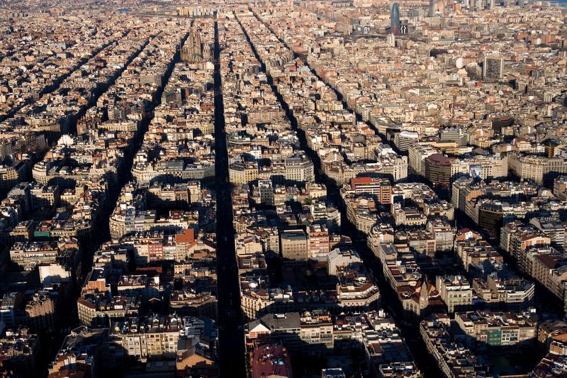 <div class='imageHoverDetail'>
             <p class='imageHoverTitle twoLineBreak'>Vista aèria de l'Eixample. Eix mar-muntanya</p>
             <p class='imageHoverAutor oneLineBreak'>Autor: Pepe Navarro</p>
             <button class='imageHoverBtn'>Mostra els detalls de la imatge <span class='sr-only'>Vista aèria de l'Eixample. Eix mar-muntanya</span></button>
             </div>