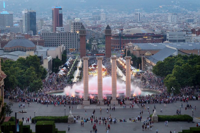 <div class='imageHoverDetail'>
             <p class='imageHoverTitle twoLineBreak'>Barcelona Harley Days a l'avinguda de la Reina Maria Cristina. Font màgica</p>
             <p class='imageHoverAutor oneLineBreak'>Autor: Vicente Zambrano González</p>
             <button class='imageHoverBtn'>Mostra els detalls de la imatge <span class='sr-only'>Barcelona Harley Days a l'avinguda de la Reina Maria Cristina. Font màgica</span></button>
             </div>