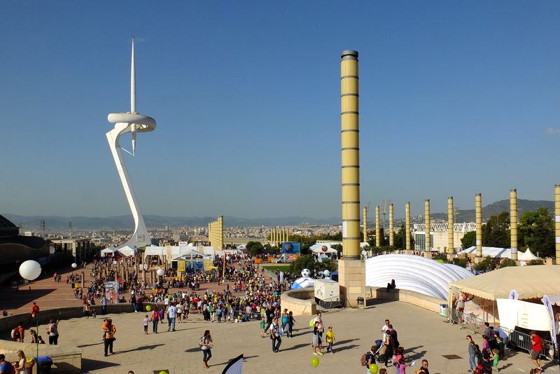 <div class='imageHoverDetail'>
             <p class='imageHoverTitle twoLineBreak'>Festa dels Súpers a l'Anella Olímpica. Públic al voltant del Palau Sant Jordi...</p>
             <p class='imageHoverAutor oneLineBreak'>Autor: Vicente Zambrano González</p>
             <button class='imageHoverBtn'>Mostra els detalls de la imatge <span class='sr-only'>Festa dels Súpers a l'Anella Olímpica. Públic al voltant del Palau Sant Jordi...</span></button>
             </div>