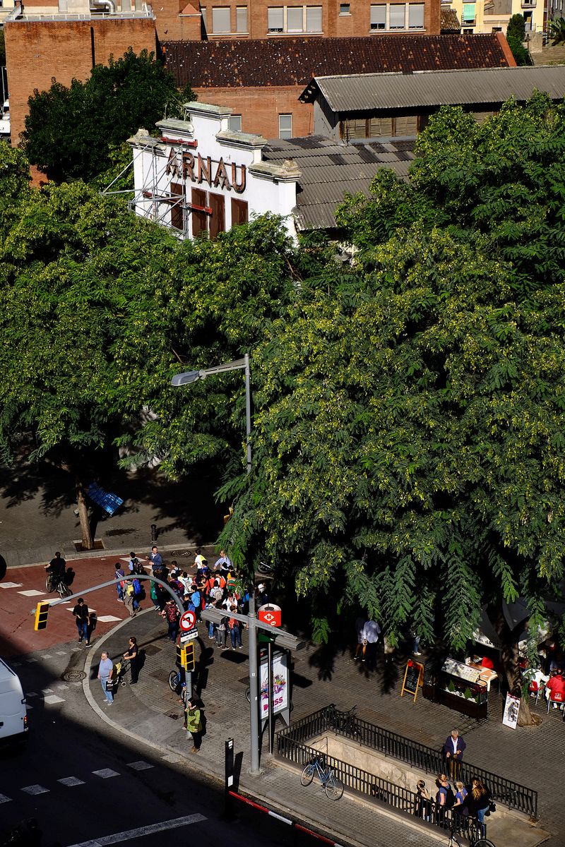 <div class='imageHoverDetail'>
             <p class='imageHoverTitle twoLineBreak'>Teatre Arnau. Vista aèria</p>
             <p class='imageHoverAutor oneLineBreak'>Autor: Vicente Zambrano González</p>
             <button class='imageHoverBtn'>Mostra els detalls de la imatge <span class='sr-only'>Teatre Arnau. Vista aèria</span></button>
             </div>