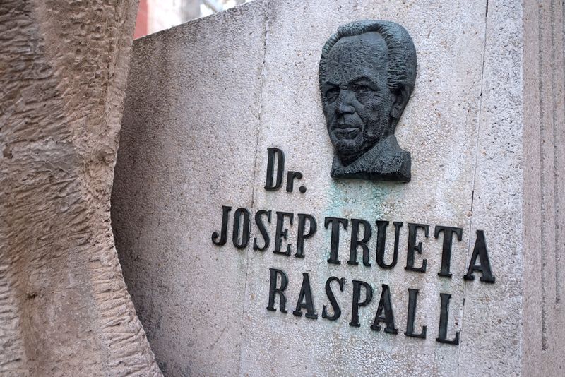 <div class='imageHoverDetail'>
             <p class='imageHoverTitle twoLineBreak'>Monument al Doctor Josep Trueta de Josep Ricart.</p>
             <p class='imageHoverAutor oneLineBreak'>Autor: Vicente Zambrano González</p>
             <button class='imageHoverBtn'>Mostra els detalls de la imatge <span class='sr-only'>Monument al Doctor Josep Trueta de Josep Ricart.</span></button>
             </div>