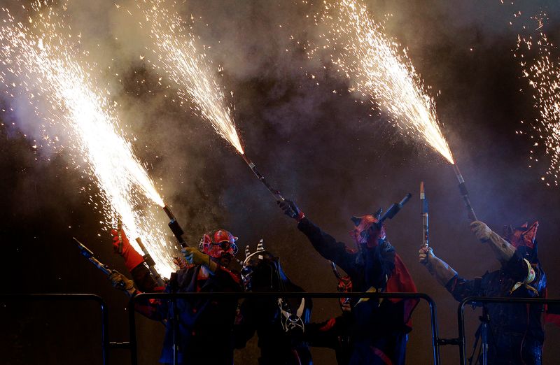 <div class='imageHoverDetail'>
             <p class='imageHoverTitle twoLineBreak'>Festa de Cap d'Any 2015 a Montjuïc. Espectacle dels Diables</p>
             <p class='imageHoverAutor oneLineBreak'>Autor: Albert Estévez</p>
             <button class='imageHoverBtn'>Mostra els detalls de la imatge <span class='sr-only'>Festa de Cap d'Any 2015 a Montjuïc. Espectacle dels Diables</span></button>
             </div>