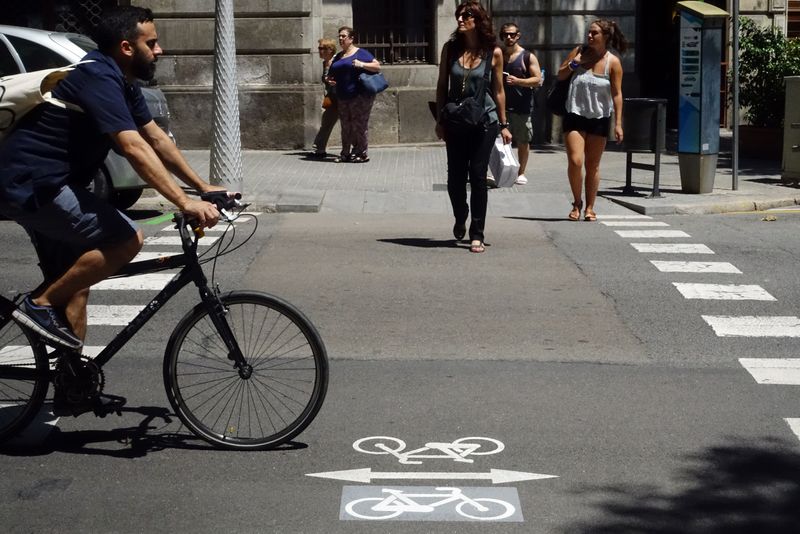 <div class='imageHoverDetail'>
             <p class='imageHoverTitle twoLineBreak'>Carril bici al carrer de Girona</p>
             <p class='imageHoverAutor oneLineBreak'>Autor: Vicente Zambrano González</p>
             <button class='imageHoverBtn'>Mostra els detalls de la imatge <span class='sr-only'>Carril bici al carrer de Girona</span></button>
             </div>