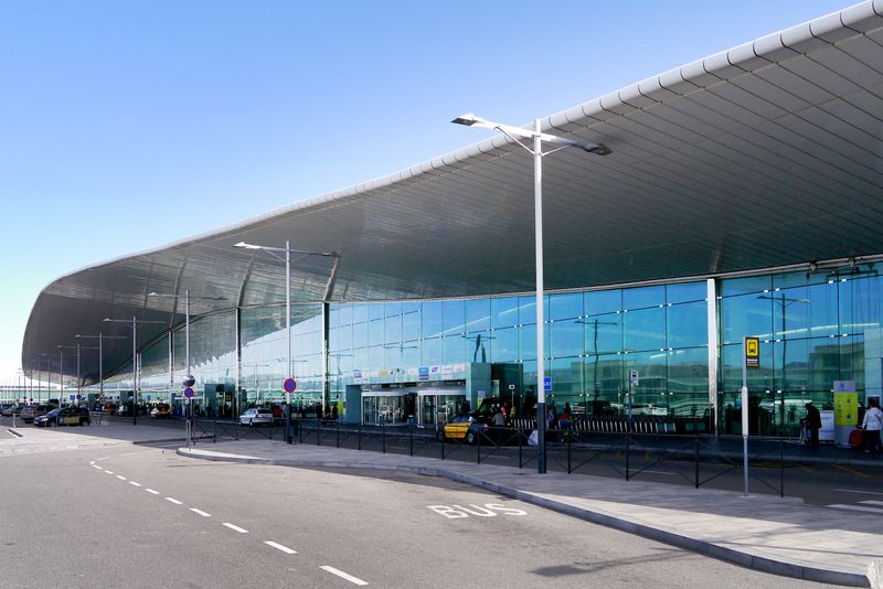 <div class='imageHoverDetail'>
             <p class='imageHoverTitle twoLineBreak'>Aeroport de Barcelona. Terminal 1</p>
             <p class='imageHoverAutor oneLineBreak'>Autor: Vicente Zambrano González</p>
             <button class='imageHoverBtn'>Mostra els detalls de la imatge <span class='sr-only'>Aeroport de Barcelona. Terminal 1</span></button>
             </div>