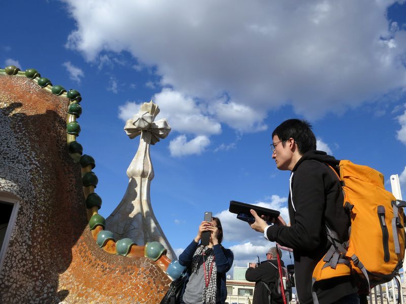 <div class='imageHoverDetail'>
             <p class='imageHoverTitle twoLineBreak'>Terrat de la Casa Batlló. Visitants fotografiant i amb audioguia</p>
             <p class='imageHoverAutor oneLineBreak'>Autor: Vicente Zambrano González</p>
             <button class='imageHoverBtn'>Mostra els detalls de la imatge <span class='sr-only'>Terrat de la Casa Batlló. Visitants fotografiant i amb audioguia</span></button>
             </div>