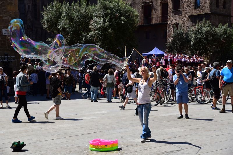 <div class='imageHoverDetail'>
             <p class='imageHoverTitle twoLineBreak'>Avinguda de la Catedral de Barcelona. Espectacle al carrer de bombolles</p>
             <p class='imageHoverAutor oneLineBreak'>Autor: Antonio Lajusticia Bueno</p>
             <button class='imageHoverBtn'>Mostra els detalls de la imatge <span class='sr-only'>Avinguda de la Catedral de Barcelona. Espectacle al carrer de bombolles</span></button>
             </div>