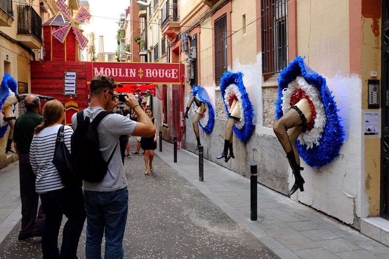 <div class='imageHoverDetail'>
             <p class='imageHoverTitle twoLineBreak'>Festa Major de Gràcia. 3r. Trv. Sant Antoni. Moulin Rouge</p>
             <p class='imageHoverAutor oneLineBreak'>Autor: Vicente Zambrano González</p>
             <button class='imageHoverBtn'>Mostra els detalls de la imatge <span class='sr-only'>Festa Major de Gràcia. 3r. Trv. Sant Antoni. Moulin Rouge</span></button>
             </div>