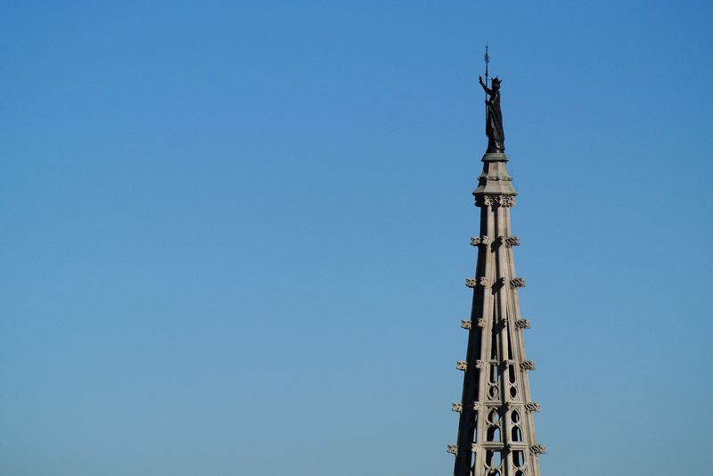 <div class='imageHoverDetail'>
             <p class='imageHoverTitle twoLineBreak'>Torre del cimbori de la Catedral de Barcelona amb l'estàtua de bronze de Sant...</p>
             <p class='imageHoverAutor oneLineBreak'>Autor: Vicente Zambrano González</p>
             <button class='imageHoverBtn'>Mostra els detalls de la imatge <span class='sr-only'>Torre del cimbori de la Catedral de Barcelona amb l'estàtua de bronze de Sant...</span></button>
             </div>