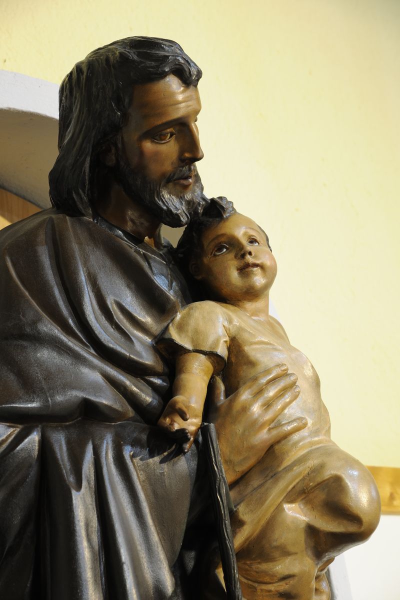 <div class='imageHoverDetail'>
             <p class='imageHoverTitle twoLineBreak'>Església del Bon Pastor. Escultura de Sant Josep amb el nen</p>
             <p class='imageHoverAutor oneLineBreak'>Autor: Antonio Lajusticia Bueno</p>
             <button class='imageHoverBtn'>Mostra els detalls de la imatge <span class='sr-only'>Església del Bon Pastor. Escultura de Sant Josep amb el nen</span></button>
             </div>