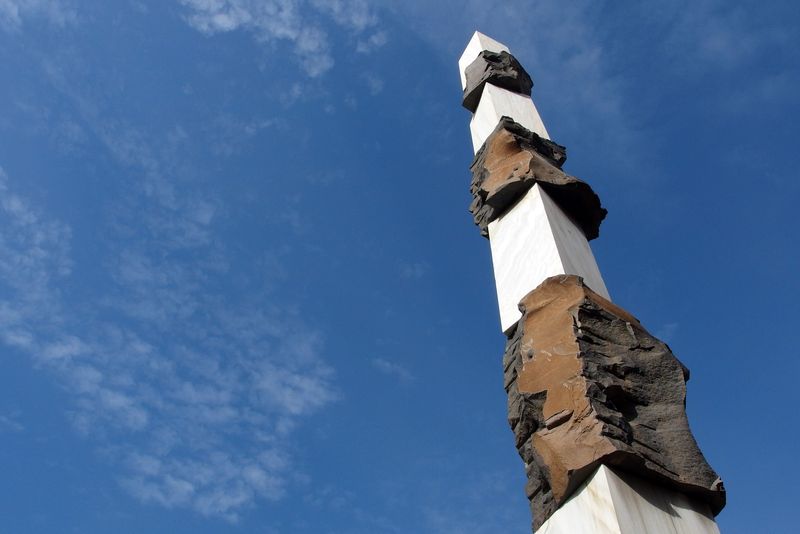 <div class='imageHoverDetail'>
             <p class='imageHoverTitle twoLineBreak'>Monument a Josep Tarradellas. Detall de l'obelisc</p>
             <p class='imageHoverAutor oneLineBreak'>Autor: Vicente Zambrano González</p>
             <button class='imageHoverBtn'>Mostra els detalls de la imatge <span class='sr-only'>Monument a Josep Tarradellas. Detall de l'obelisc</span></button>
             </div>