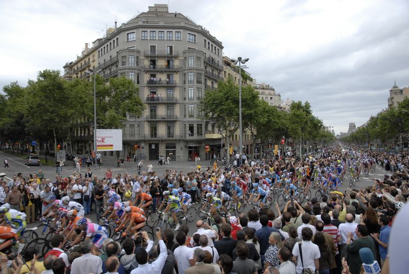 <div class='imageHoverDetail'>
             <p class='imageHoverTitle twoLineBreak'>Tour de França 2009</p>
             <p class='imageHoverAutor oneLineBreak'>Autor: Antonio Lajusticia Bueno</p>
             <button class='imageHoverBtn'>Mostra els detalls de la imatge <span class='sr-only'>Tour de França 2009</span></button>
             </div>