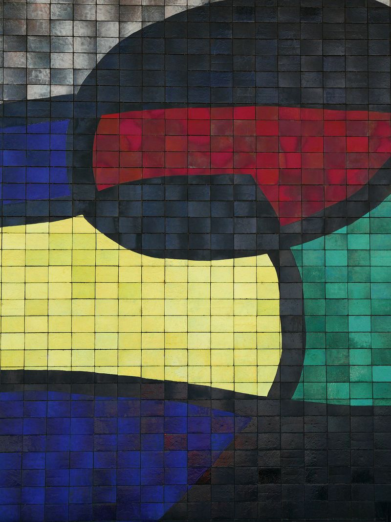 <div class='imageHoverDetail'>
             <p class='imageHoverTitle twoLineBreak'>Mural de rajoles ceràmiques de Joan Miró a la Terminal 2 de l'aeroport</p>
             <p class='imageHoverAutor oneLineBreak'>Autor: Vicente Zambrano González</p>
             <button class='imageHoverBtn'>Mostra els detalls de la imatge <span class='sr-only'>Mural de rajoles ceràmiques de Joan Miró a la Terminal 2 de l'aeroport</span></button>
             </div>