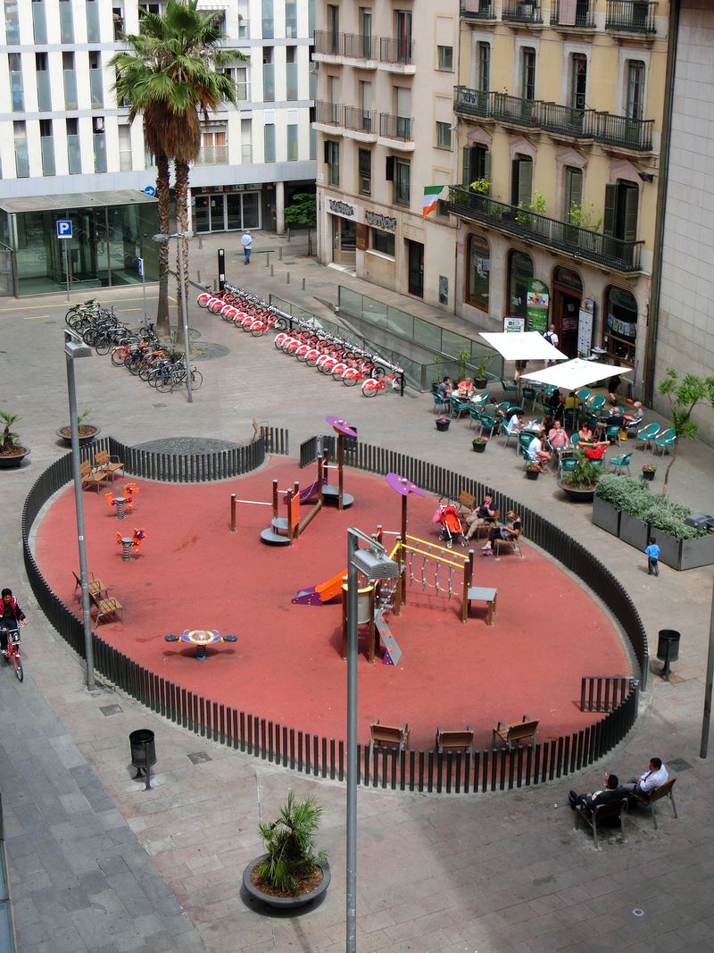 <div class='imageHoverDetail'>
             <p class='imageHoverTitle twoLineBreak'>Plaça de Joaquim Xirau i Palau. Foto aèria</p>
             <p class='imageHoverAutor oneLineBreak'>Autor: Vicente Zambrano González</p>
             <button class='imageHoverBtn'>Mostra els detalls de la imatge <span class='sr-only'>Plaça de Joaquim Xirau i Palau. Foto aèria</span></button>
             </div>