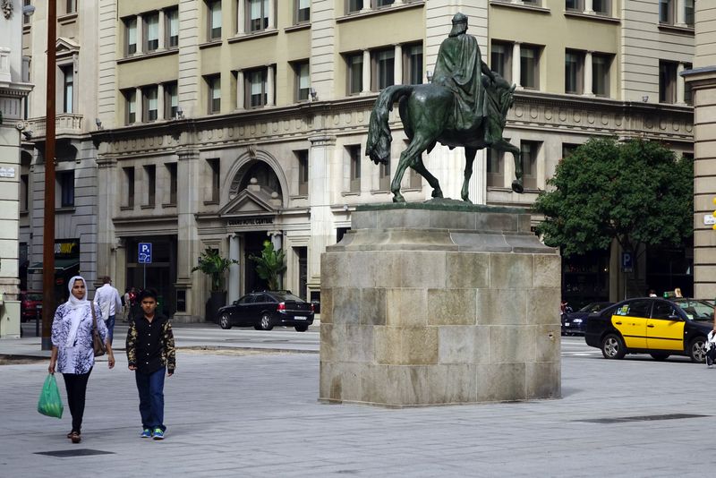 <div class='imageHoverDetail'>
             <p class='imageHoverTitle twoLineBreak'>Plaça de Ramon Berenguer el Gran. Escultura eqüestre amb el basament </p>
             <p class='imageHoverAutor oneLineBreak'>Autor: Vicente Zambrano González</p>
             <button class='imageHoverBtn'>Mostra els detalls de la imatge <span class='sr-only'>Plaça de Ramon Berenguer el Gran. Escultura eqüestre amb el basament </span></button>
             </div>