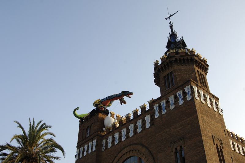 <div class='imageHoverDetail'>
             <p class='imageHoverTitle twoLineBreak'>La Mercè 2009. Parc de la Ciutadella Castell dels Tres Dragons</p>
             <p class='imageHoverAutor oneLineBreak'>Autor: Antonio Lajusticia Bueno</p>
             <button class='imageHoverBtn'>Mostra els detalls de la imatge <span class='sr-only'>La Mercè 2009. Parc de la Ciutadella Castell dels Tres Dragons</span></button>
             </div>