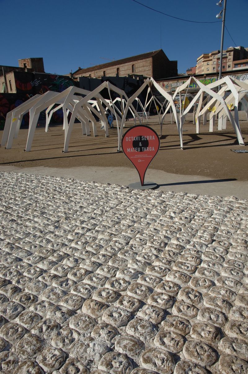 <div class='imageHoverDetail'>
             <p class='imageHoverTitle twoLineBreak'>Festival Ús Barcelona, 2014. Obra d'Octavi Serra i Mateu Targa i, al fons, la...</p>
             <p class='imageHoverAutor oneLineBreak'>Autor: Antonio Lajusticia Bueno</p>
             <button class='imageHoverBtn'>Mostra els detalls de la imatge <span class='sr-only'>Festival Ús Barcelona, 2014. Obra d'Octavi Serra i Mateu Targa i, al fons, la...</span></button>
             </div>