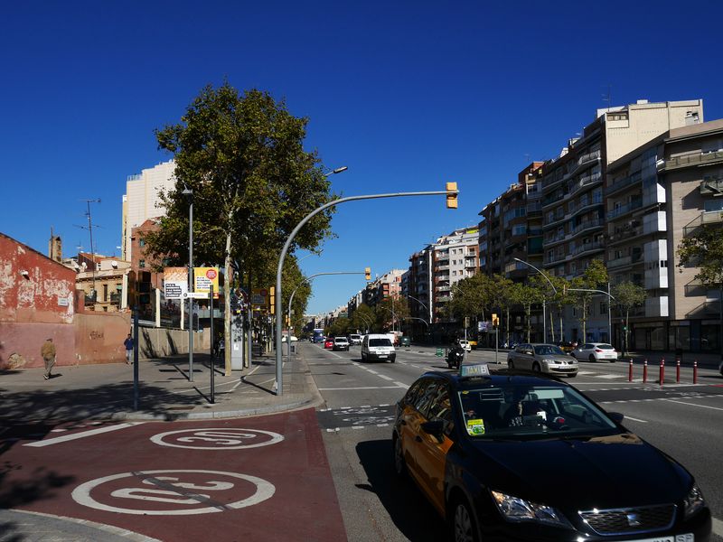 <div class='imageHoverDetail'>
             <p class='imageHoverTitle twoLineBreak'>Avinguda Meridiana, tram entre els carrers de València i de Las Navas de Tolo...</p>
             <p class='imageHoverAutor oneLineBreak'>Autor: Vicente Zambrano González</p>
             <button class='imageHoverBtn'>Mostra els detalls de la imatge <span class='sr-only'>Avinguda Meridiana, tram entre els carrers de València i de Las Navas de Tolo...</span></button>
             </div>