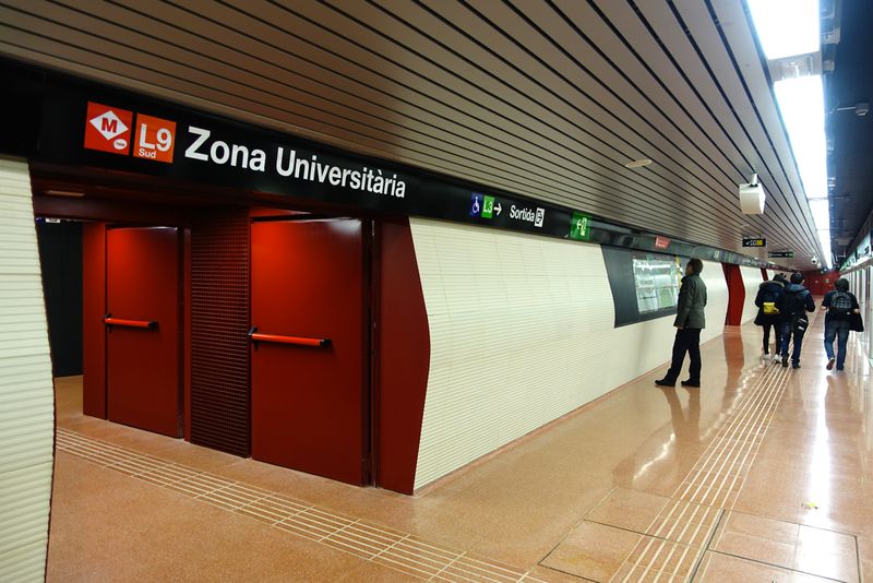 <div class='imageHoverDetail'>
             <p class='imageHoverTitle twoLineBreak'>Línia 9 sud del metro, estació Zona Universitària. Andanes</p>
             <p class='imageHoverAutor oneLineBreak'>Autor: Vicente Zambrano González</p>
             <button class='imageHoverBtn'>Mostra els detalls de la imatge <span class='sr-only'>Línia 9 sud del metro, estació Zona Universitària. Andanes</span></button>
             </div>