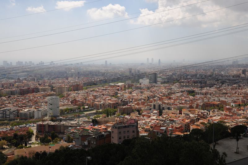 <div class='imageHoverDetail'>
             <p class='imageHoverTitle twoLineBreak'>Vista panoràmica de Barcelona des de Torre Baró</p>
             <p class='imageHoverAutor oneLineBreak'>Autor: Antonio Lajusticia Bueno</p>
             <button class='imageHoverBtn'>Mostra els detalls de la imatge <span class='sr-only'>Vista panoràmica de Barcelona des de Torre Baró</span></button>
             </div>