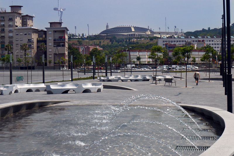 <div class='imageHoverDetail'>
             <p class='imageHoverTitle twoLineBreak'>Plaça de la Porta Firal. Font i bancs</p>
             <p class='imageHoverAutor oneLineBreak'>Autor: Vicente Zambrano González</p>
             <button class='imageHoverBtn'>Mostra els detalls de la imatge <span class='sr-only'>Plaça de la Porta Firal. Font i bancs</span></button>
             </div>