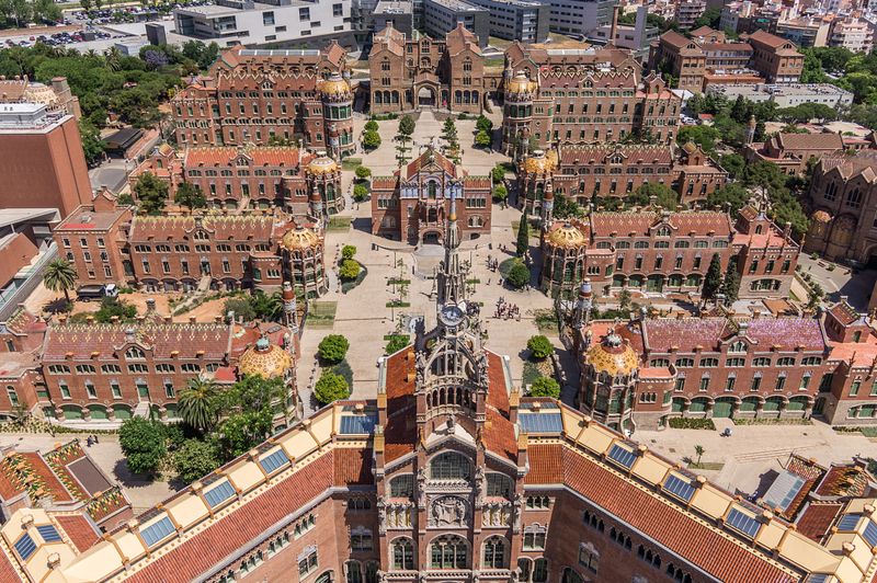 <div class='imageHoverDetail'>
             <p class='imageHoverTitle twoLineBreak'>Vista aèria de l'Hospital de Sant Pau</p>
             <p class='imageHoverAutor oneLineBreak'>Autor: AL PHT Air Picture TAVISA</p>
             <button class='imageHoverBtn'>Mostra els detalls de la imatge <span class='sr-only'>Vista aèria de l'Hospital de Sant Pau</span></button>
             </div>