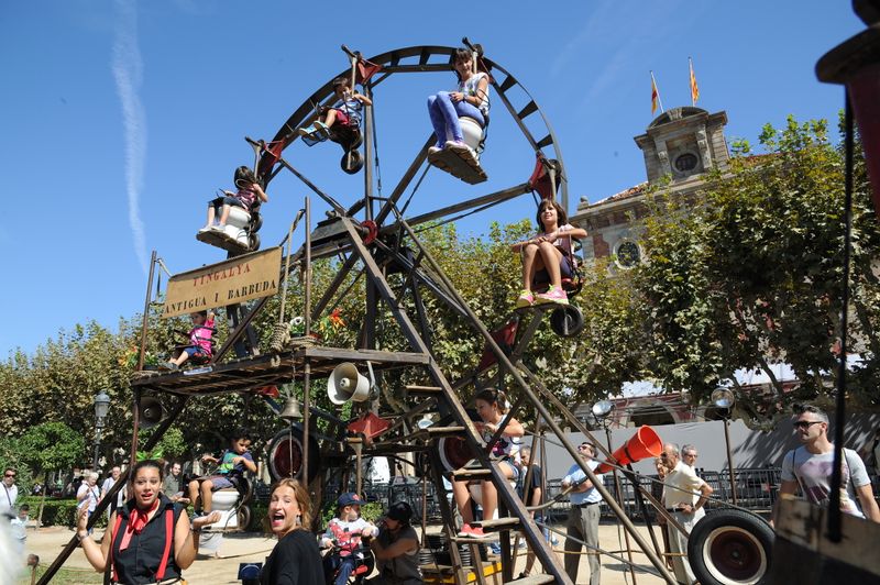 <div class='imageHoverDetail'>
             <p class='imageHoverTitle twoLineBreak'>Festes de la Mercè. Ciutadella. Roda de fira amb tasses de bany</p>
             <p class='imageHoverAutor oneLineBreak'>Autor: Antonio Lajusticia Bueno</p>
             <button class='imageHoverBtn'>Mostra els detalls de la imatge <span class='sr-only'>Festes de la Mercè. Ciutadella. Roda de fira amb tasses de bany</span></button>
             </div>