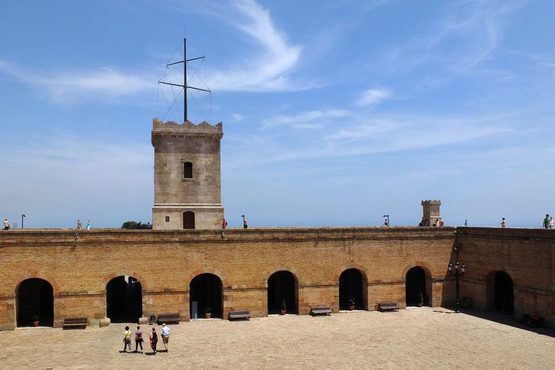 <div class='imageHoverDetail'>
             <p class='imageHoverTitle twoLineBreak'>Pati d'armes i torre del Castell de Montjuïc</p>
             <p class='imageHoverAutor oneLineBreak'>Autor: Vicente Zambrano González</p>
             <button class='imageHoverBtn'>Mostra els detalls de la imatge <span class='sr-only'>Pati d'armes i torre del Castell de Montjuïc</span></button>
             </div>