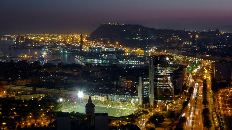 <div class='imageHoverDetail'>
             <p class='imageHoverTitle twoLineBreak'>Vista parcial del litoral de Barcelona de nit de nord a sud</p>
             <p class='imageHoverAutor oneLineBreak'>Autor: Vicente Zambrano González</p>
             <button class='imageHoverBtn'>Mostra els detalls de la imatge <span class='sr-only'>Vista parcial del litoral de Barcelona de nit de nord a sud</span></button>
             </div>