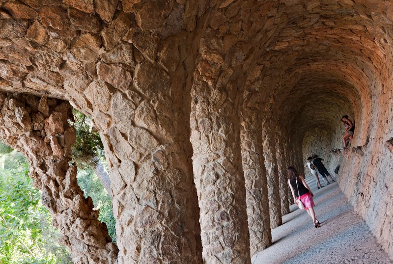 <div class='imageHoverDetail'>
             <p class='imageHoverTitle twoLineBreak'>Park Güell. Columnes del viaducte</p>
             <p class='imageHoverAutor oneLineBreak'>Autor: Pepe Navarro</p>
             <button class='imageHoverBtn'>Mostra els detalls de la imatge <span class='sr-only'>Park Güell. Columnes del viaducte</span></button>
             </div>