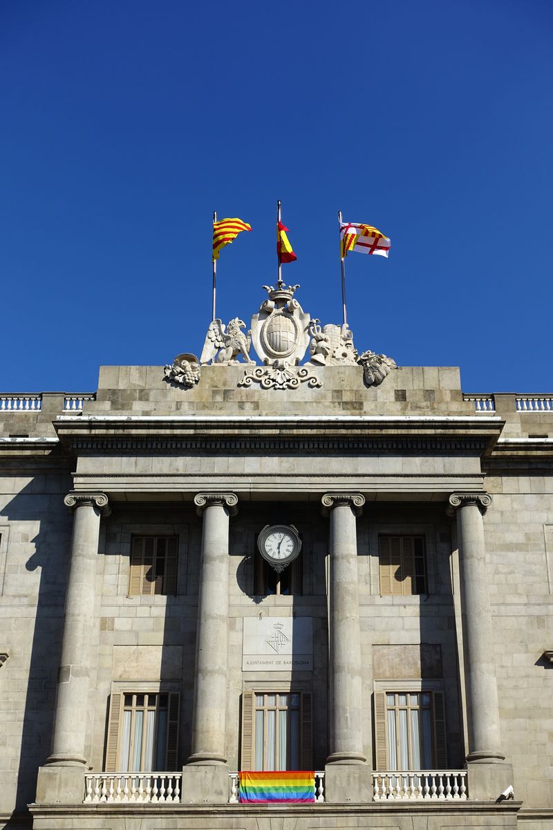 <div class='imageHoverDetail'>
             <p class='imageHoverTitle twoLineBreak'>Dia Internacional de l'Orgull LGTBI. Bandera de l'arc de Sant Martí penjada d...</p>
             <p class='imageHoverAutor oneLineBreak'>Autor: Vicente Zambrano González</p>
             <button class='imageHoverBtn'>Mostra els detalls de la imatge <span class='sr-only'>Dia Internacional de l'Orgull LGTBI. Bandera de l'arc de Sant Martí penjada d...</span></button>
             </div>