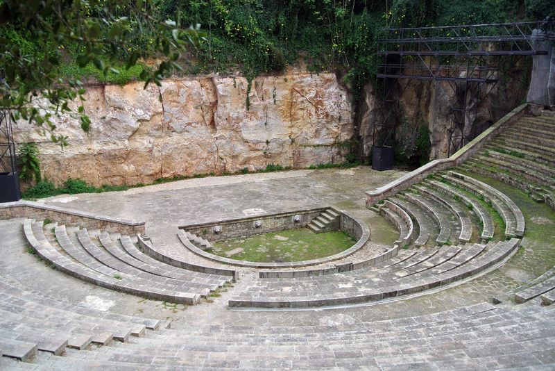 <div class='imageHoverDetail'>
             <p class='imageHoverTitle twoLineBreak'>Teatre Grec. Grades i escena</p>
             <p class='imageHoverAutor oneLineBreak'>Autor: Vicente Zambrano González</p>
             <button class='imageHoverBtn'>Mostra els detalls de la imatge <span class='sr-only'>Teatre Grec. Grades i escena</span></button>
             </div>