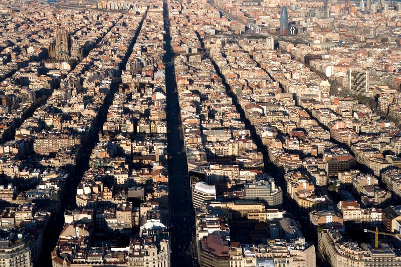 <div class='imageHoverDetail'>
             <p class='imageHoverTitle twoLineBreak'>Vista aèria de l'Eixample</p>
             <p class='imageHoverAutor oneLineBreak'>Autor: Pepe Navarro</p>
             <button class='imageHoverBtn'>Mostra els detalls de la imatge <span class='sr-only'>Vista aèria de l'Eixample</span></button>
             </div>