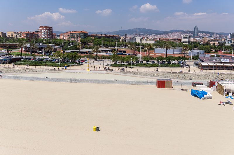 <div class='imageHoverDetail'>
             <p class='imageHoverTitle twoLineBreak'>Platja del Bogatell. Vistes aèries</p>
             <p class='imageHoverAutor oneLineBreak'>Autor: AL PHT Air Picture TAVISA</p>
             <button class='imageHoverBtn'>Mostra els detalls de la imatge <span class='sr-only'>Platja del Bogatell. Vistes aèries</span></button>
             </div>